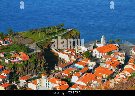 Cape Rock und Stadt an der Küste. Camara de Lobos, Madeira, Portugal Stockfoto