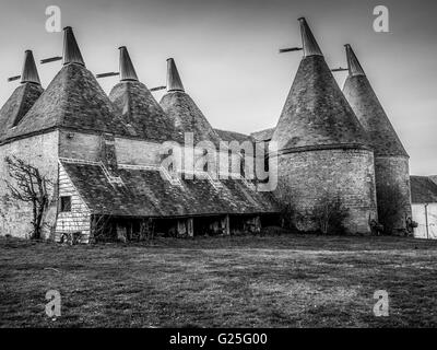 Oast House im Sissinghurst Castle Garden in schwarz / weiß Stockfoto