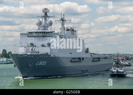 HNLMS Rotterdam (L800) bei Portsmouth, UK. Stockfoto