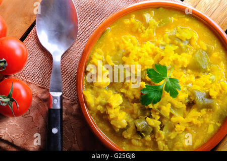 Hausgemachte Suppe Reis mit grünen Bohnen in Ton Schüssel auf einer hölzernen Tischplatte-Ansicht Stockfoto