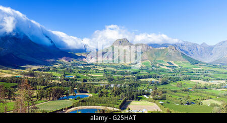 Panorama des oberen Teils des Franschhoek und Berg River Valley die Hottentots Holland Mountains im Hintergrund. Stockfoto