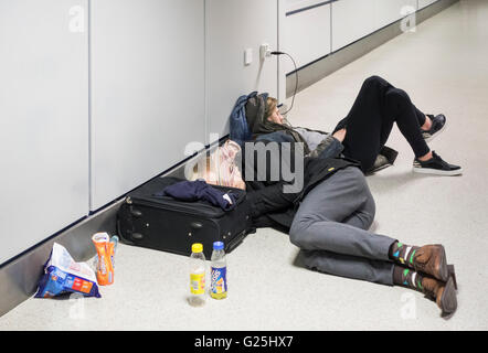 Zwei junge Männer, die auf dem Flughafenterminal am Flughafen Manchester schlafen. VEREINIGTES KÖNIGREICH Stockfoto