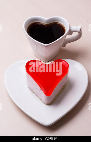 Herzförmige Cup und Gelee Kaffeekuchen auf Holzküche Hintergrund. Stockfoto