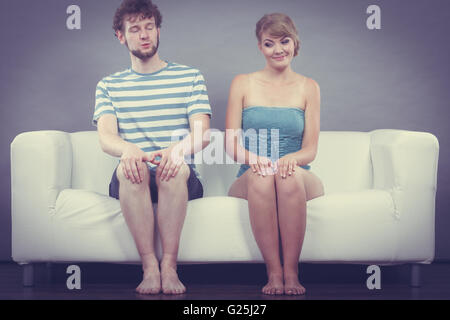 Beziehung-Konzept. Schüchterne Frau und Mann, die nahe beieinander auf der Couch sitzen. Stockfoto