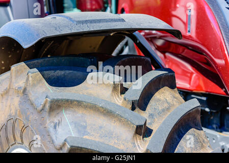 Nahaufnahme von Mustern auf einem großen Rad des Traktors Stockfoto