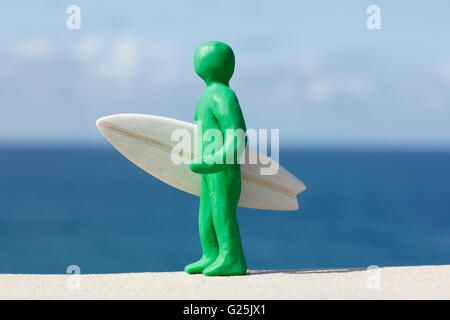 Plastilin Person und Balsa Surfboard Stockfoto