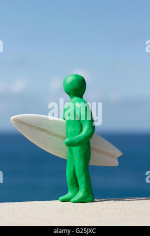 Plastilin Person und Balsa Surfboard Stockfoto