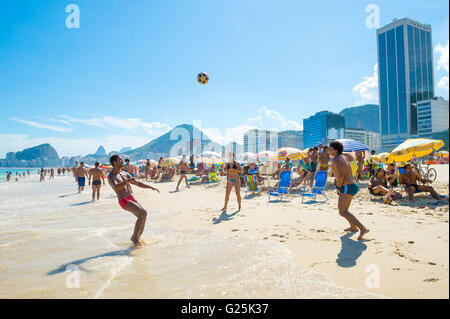 RIO DE JANEIRO - 27. Februar 2016: Junge Brasilianer spielen Sie eine Partie des Altinho Fußballs keepy uppy kreisförmig an der Copacabana Stockfoto