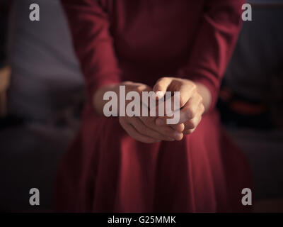 Eine junge Frau trägt eine Kleid wirkt entspannend auf dem Sofa zu Hause Stockfoto