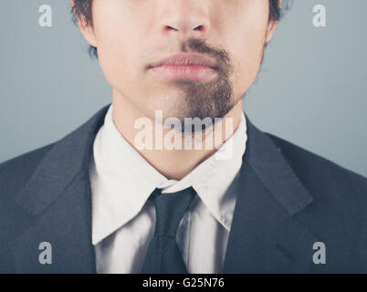 Ein junger Geschäftsmann mit einer halben Bart rasiert Stockfoto