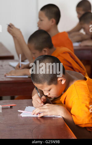 Novizen im Klassenzimmer in der Schule Wat Siphoutthabat, Luang Prabang, Laos Stockfoto