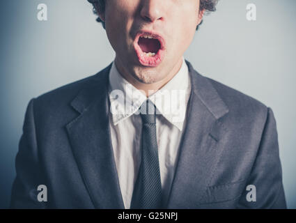 Ein überrascht junger Geschäftsmann mit offenem Mund Stockfoto