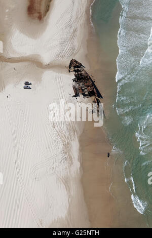 Luftaufnahme, Luxusliner SS Maheno Wrack strandete am Strand auf 09.07.1935 bei Sturm, 75 Mile Beach Road Stockfoto