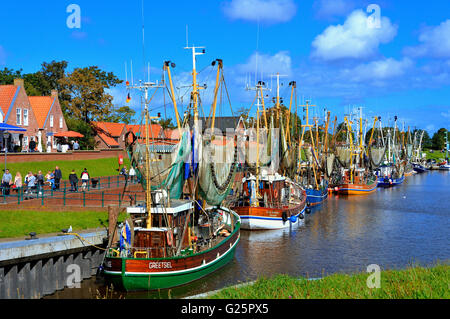 Garnele-Boote in den Hafen von Greetsiel, Nordsee, Niedersachsen, Deutschland Stockfoto