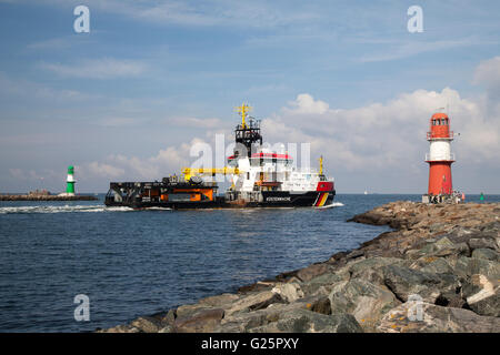 Schiff der Küstenwache, vorbei an zwei Leuchttürme an der Hafen Einfahrt, Warnemünde, Rostock, Mecklenburg-Vorpommern, Deutschland Stockfoto