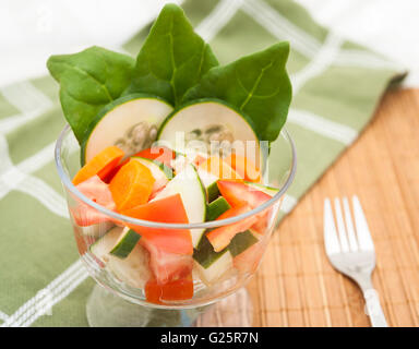 Schüssel mit frischen gehackten Gemüse Salat Stockfoto
