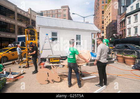 Bautrupps bauen ein kleines Haus im Meatpacking District in New York auf Mittwoch, 18. Mai 2016 im Rahmen einer Charity-Events für die Community-Lösungen. Die Veranstaltung wird gesponsert von TaskRabbit und Community-Lösungen mit dem Haus, wenn Sie morgen fertig auf eBay versteigert. 100 % des Erlöses gehen an Community-Lösungen, welche ermöglicht Gemeinden Problems komplexen gesellschaftliche Herausforderungen zu lösen. (© Richard B. Levine) Stockfoto