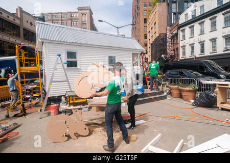 Bautrupps bauen ein kleines Haus im Meatpacking District in New York auf Mittwoch, 18. Mai 2016 im Rahmen einer Charity-Events für die Community-Lösungen. Die Veranstaltung wird gesponsert von TaskRabbit und Community-Lösungen mit dem Haus, wenn Sie morgen fertig auf eBay versteigert. 100 % des Erlöses gehen an Community-Lösungen, welche ermöglicht Gemeinden Problems komplexen gesellschaftliche Herausforderungen zu lösen. (© Richard B. Levine) Stockfoto