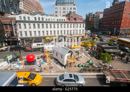 Bautrupps bauen ein kleines Haus im Meatpacking District in New York auf Mittwoch, 18. Mai 2016 im Rahmen einer Charity-Events für die Community-Lösungen. Die Veranstaltung wird gesponsert von TaskRabbit und Community-Lösungen mit dem Haus, wenn Sie morgen fertig auf eBay versteigert. 100 % des Erlöses gehen an Community-Lösungen, welche ermöglicht Gemeinden Problems komplexen gesellschaftliche Herausforderungen zu lösen. (© Richard B. Levine) Stockfoto