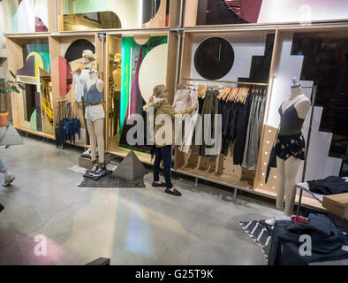 Ein Urban Outfitters Einzelhandel speichern im Herald Square in New York auf Mittwoch, 18. Mai 2016. Einzelhändler, die auch die freie Menschen und Anthropologie Marken enthält, wird erwartet, dass sein Ergebnis im ersten Quartal Mittwoch nach der Schlussglocke berichten...  (© Richard B. Levine) Stockfoto