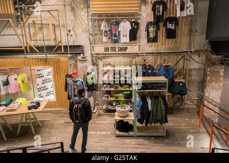 Ein Urban Outfitters Einzelhandel speichern im Herald Square in New York auf Mittwoch, 18. Mai 2016. Einzelhändler, die auch die freie Menschen und Anthropologie Marken enthält, wird erwartet, dass sein Ergebnis im ersten Quartal Mittwoch nach der Schlussglocke berichten...  (© Richard B. Levine) Stockfoto