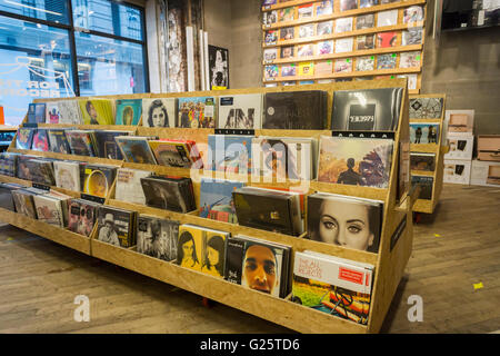 Aufrasten auf die zunehmende Popularität von Vinyl-Schallplatten Urban Outfitters führt Ladengeschäft eine Auswahl von LP's, am Herald Square in New York am Mittwoch, 18. Mai 2016. Einzelhändler, die auch die freie Menschen und Anthropologie Marken enthält, wird erwartet, dass sein Ergebnis im ersten Quartal Mittwoch nach der Schlussglocke berichten...  (© Richard B. Levine) Stockfoto