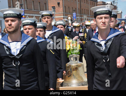 Die Glocke von HMS Hood erfolgt durch ein Royal Navy Guard gefolgt von der Princess Royal in Portsmouth Historic Dockyard, wo es wurde anlässlich der 75. Jahrestag der Royal Navy größte Verlust des Lebens von einem einzigen Schiff vorgestellt. Stockfoto