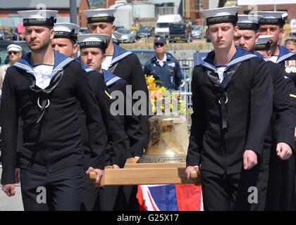 Die Glocke von HMS Hood erfolgt durch ein Wachmann der Royal Navy an Portsmouth Historic Dockyard, nachdem es durch die Princess Royal des 75. Jubiläums der Royal Navy größte Verlust des Lebens von einem einzigen Schiff enthüllt wurde. Stockfoto