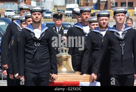 Die Glocke von HMS Hood erfolgt durch ein Wachmann der Royal Navy an Portsmouth Historic Dockyard, nachdem es durch die Princess Royal des 75. Jubiläums der Royal Navy größte Verlust des Lebens von einem einzigen Schiff enthüllt wurde. Stockfoto