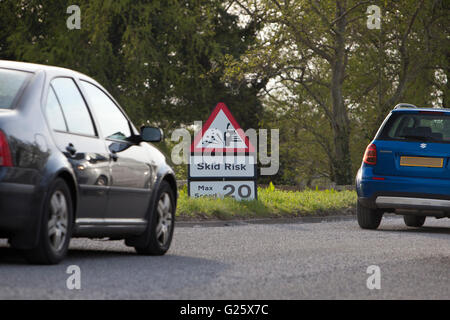 Neu Straßenbelag und zugehörigen Skid Risiko verlangsamt Verkehr auf der britischen Landstraße. Stockfoto