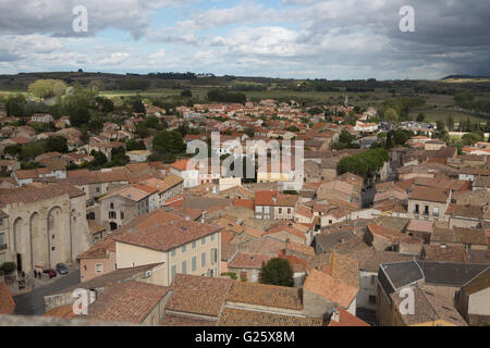 Blick vom Turm von Capestang Dom, Blick nach Osten in Richtung Poilhes Stockfoto