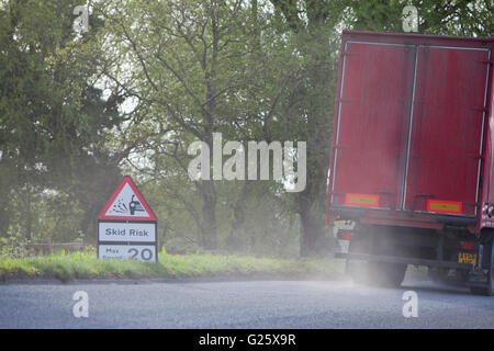 Skid Risiko für LKW auf neu asphaltierte Straße britische verlangsamt. Stockfoto