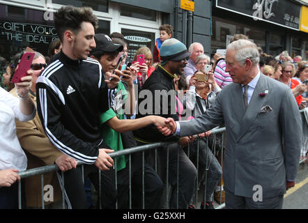 Der Prince Of Wales trifft Menschen vor Ort bei einem Besuch in die gelbe Tür Deli in Portadown in Nordirland. Stockfoto