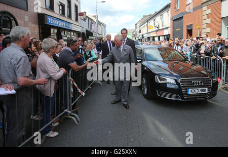 Der Prince Of Wales trifft Menschen vor Ort bei einem Besuch in die gelbe Tür Deli in Portadown in Nordirland. Stockfoto