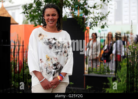 Designer Juliet Sargeant steht in der modernen Sklaverei Garten bei der 2016 RHS Chelsea Flower Show. Stockfoto