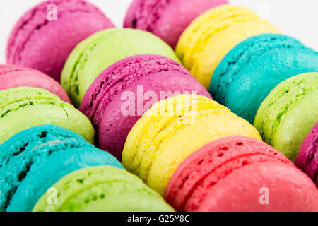 Macarons Makronen Macaron Essen Französisch süß Hintergrund Dessert bunt rosa Biskuit weiße Macarons Kuchen Farbe traditionelle snac Stockfoto