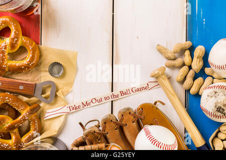 Nahaufnahme des alten abgenutzten Baseball-Ausrüstung auf einem hölzernen Hintergrund. Stockfoto