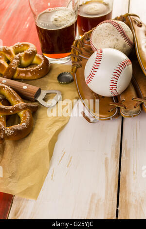 Nahaufnahme des alten abgenutzten Baseball-Ausrüstung auf einem hölzernen Hintergrund. Stockfoto