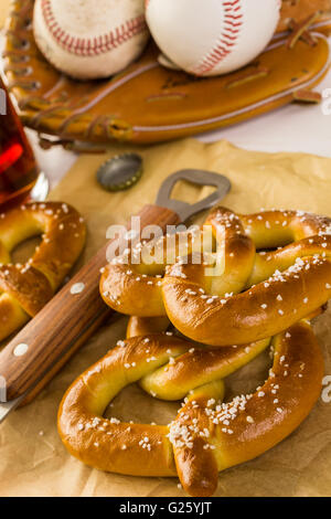 Nahaufnahme des alten abgenutzten Baseball-Ausrüstung auf einem hölzernen Hintergrund. Stockfoto