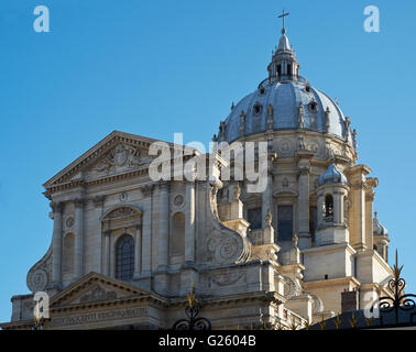Die Kuppelkirche des Val-de-Grâce in Paris, in den 1640er-Jahren gebaut. Die Fassade wurde entworfen von François Mansart, die Kuppel hinzugefügt b Stockfoto