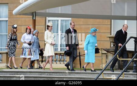 (Links - rechts vorne) Prinzessin Beatrice, Prinzessin Eugenie, der Herzog und Herzogin von Cambridge, Königin Elizabeth II und der Herzog von Edinburgh besuchen eine Gartenparty im Buckingham Palace in London. Stockfoto