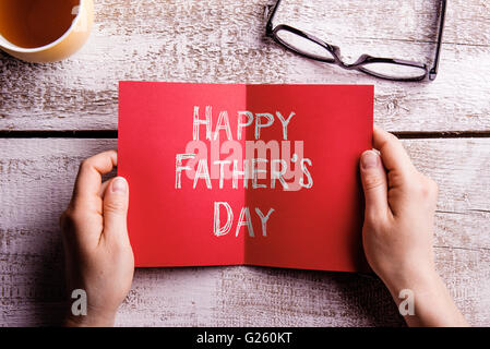 Väter Tag Zusammensetzung. Händen der Papa hält Grußkarte Stockfoto