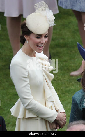 Die Herzogin von Cambridge besucht eine Gartenparty im Buckingham Palace in London. Stockfoto