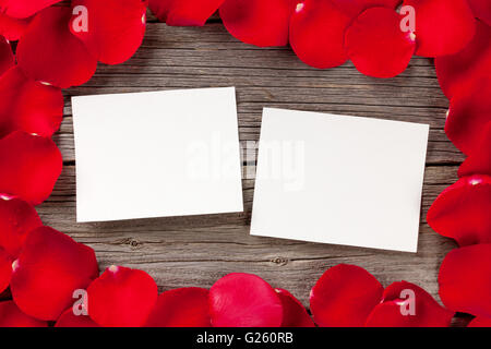 Valentinstag leere Bilderrahmen aus Holz Hintergrund und rote Rosenblüten Stockfoto