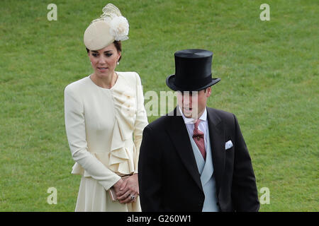 Der Herzog und die Herzogin von Cambridge besucht eine Gartenparty im Buckingham Palace in London. Stockfoto