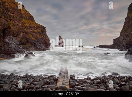 Portcoon-Bucht in der Nähe von Giants Causeway an der Antrim Coast-Nordirland Stockfoto