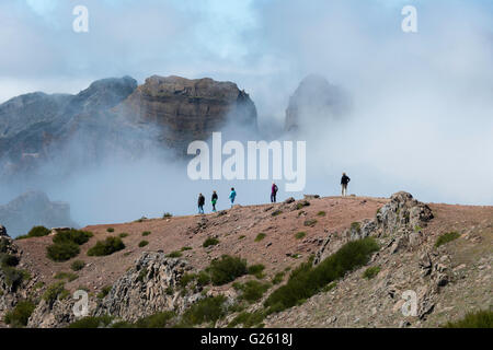 FUNCHAL, PORTUGAL-März 24, unbekannten Menschen zu Fuß auf dem Gipfel des Pico Arieiro Berge auf 24. März 2016 in Funchal, das Stockfoto