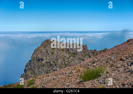 Wolken über auf die hohen Berge auf Madeira Insel Pico Arieiro, die oben genannt ist 1818 Metern über dem Meeresspiegel Stockfoto