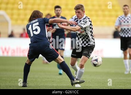 Max Verstappen (rechts) während der Treiber Fußballspiel im Stadion Stade Louis II, Monaco. Stockfoto