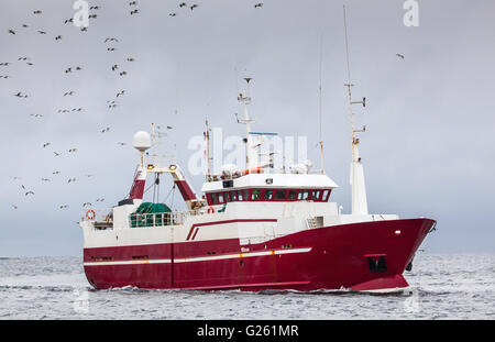 Die Fischerei Trawler Segeln auf dem Atlantischen Ozean. Stockfoto